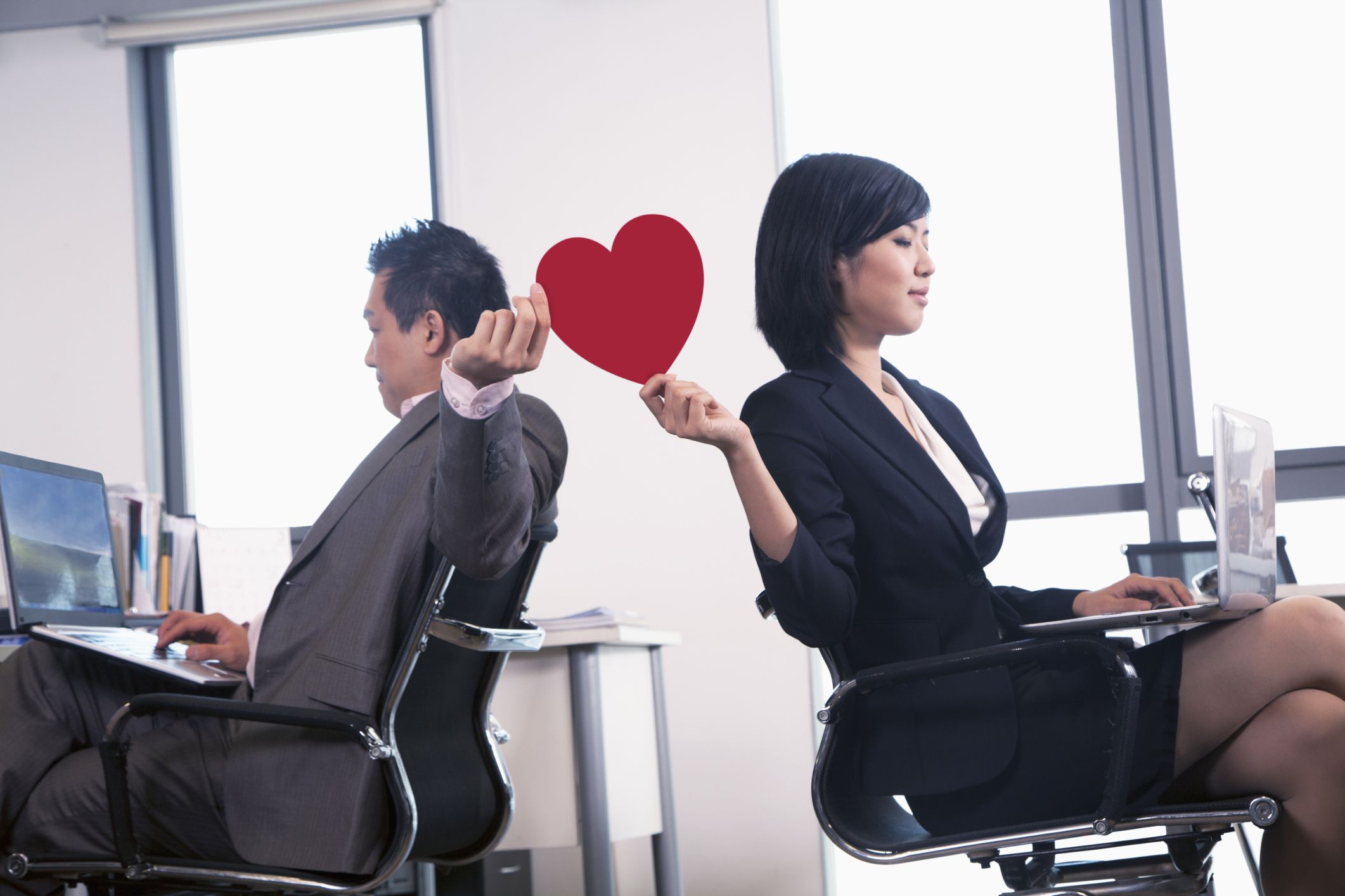 7 Reasons to Avoid an Office Romance